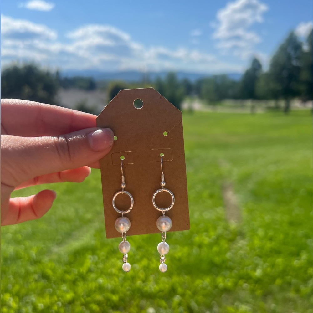 Elegant Silver Pearl Drop Earrings $4.99 Shipping 🛩️